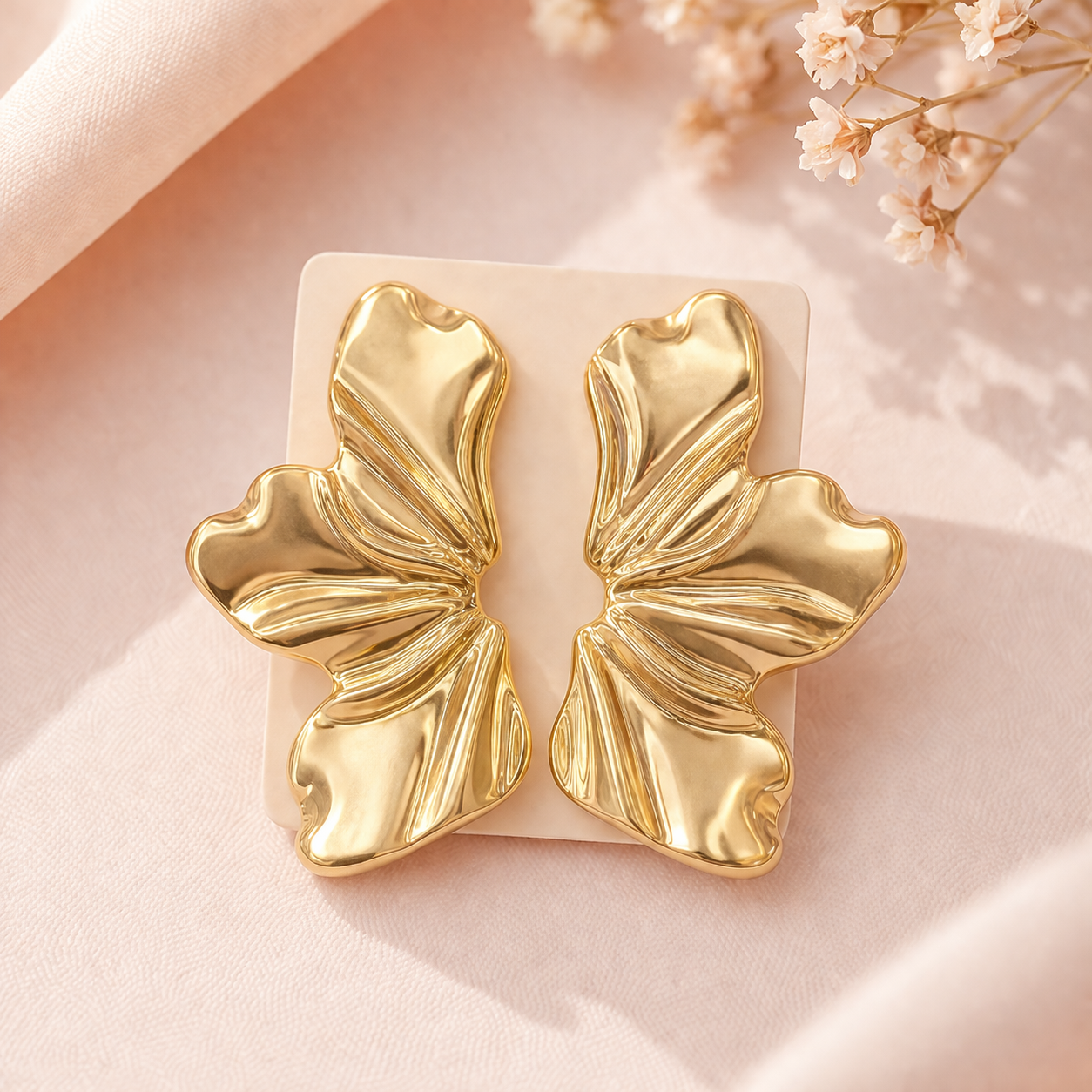 Golden Charm Earrings - أقراط ذهبية ساحرة